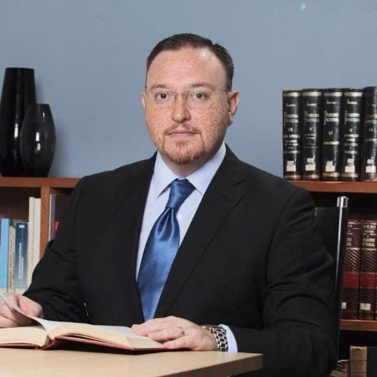 Renuncia viceministro de Política Criminal tras descubrirse que su hermano defendía a recluso alojado en celda VIP